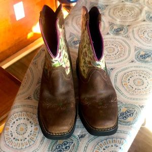 Girls Justin boots euc size 2D